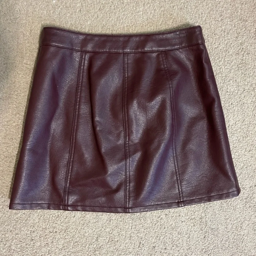 Express‎ Maroon vegan Leather button down Mini Skirt size 2